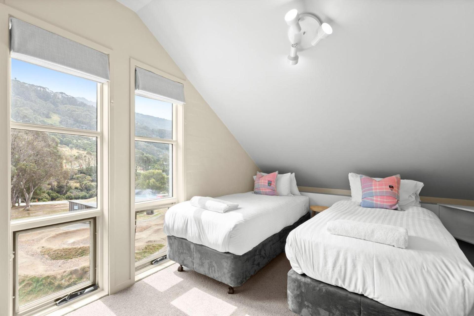 Village Green 2 Bedroom Loft Townhouse With Views Fireplace And Garage Parking เทรดโบ ภายนอก รูปภาพ